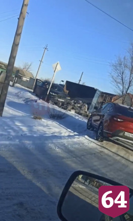 Под Саратовом грузовик засыпал «БМВ» бетонными блоками