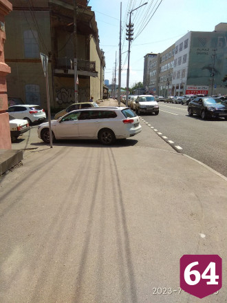 Автохам бросил «Солярис» на тротуаре в центре Саратова