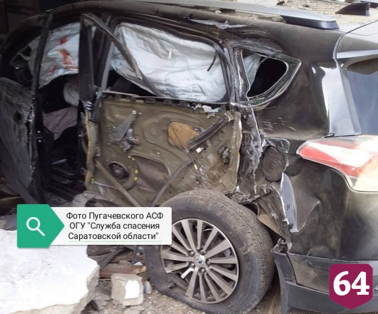 Водитель внедорожника вылетел с дороги и въехал в чужой гараж  