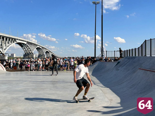 Скейт-парк у саратовского моста открыли экстрим-шоу