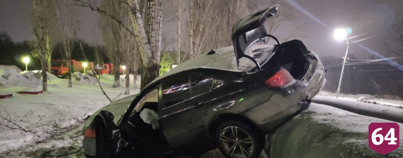 Саратовцев удивил «залетевший» на теплотрассу автомобиль