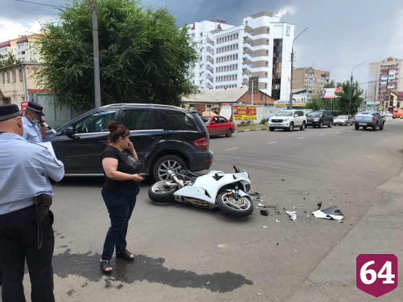 Мотоциклист покалечился в ДТП с «Мерседесом» под Саратовом