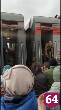 Мобилизованные спели с поезда «Катюшу» с жителями Саратовской области