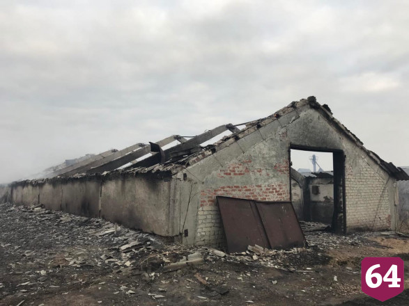 Горящие склады под Саратовом тушили 100 человек