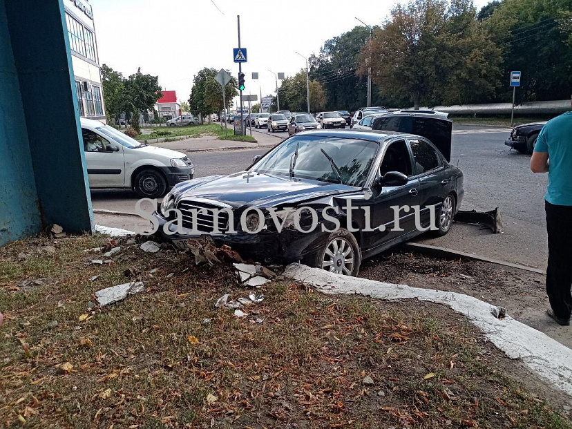 В Саратове иномарка перелетела через тротуар и врезалась в бордюр