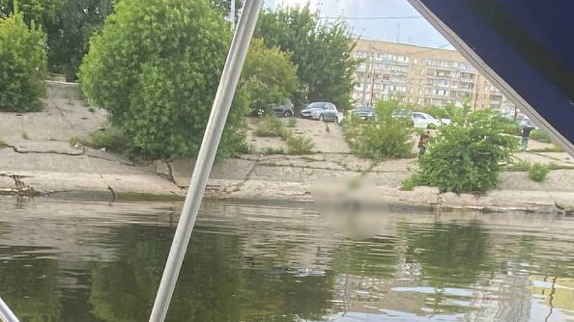 В Саратове из Волги вытащили тело неизвестного