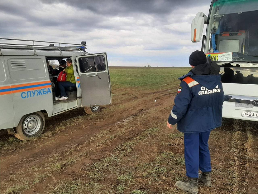 Саратовские спасатели эвакуировали застрявших в поле туристов