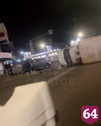 Ночью после ДТП у Сенного рынка перевернулся грузовик