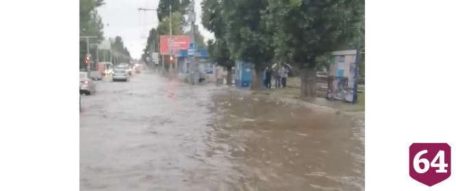 В Саратове после ливня затопило несколько улиц 