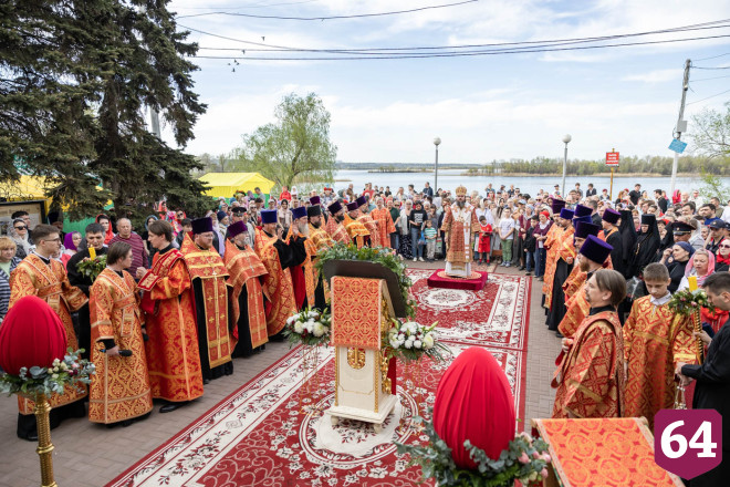 Жители Энгельса на набережной Волги встретили Благодатный огонь