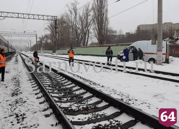 В Саратове женщина попала под поезд и выжила