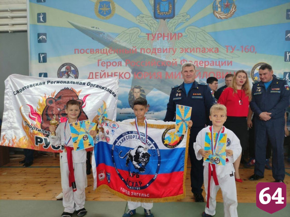 Жители почтили память спасших поселок летчиков