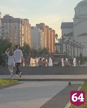 В Саратове дети под присмотром взрослых купаются в фонтане