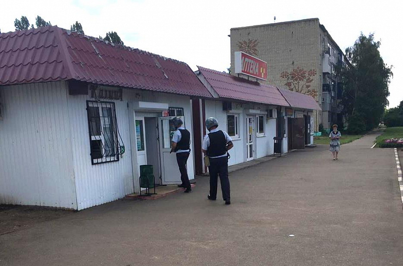 Женщина пряталась в магазине от бывшего мужа с ножом