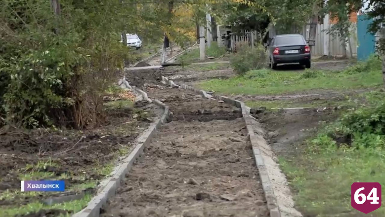 Новый тротуар под Саратовом сравнили со стиральной доской