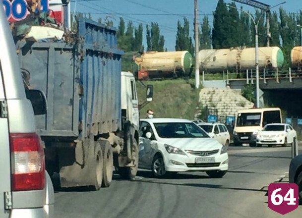 У стадиона «Волга» иномарка столкнулась с мусоровозом