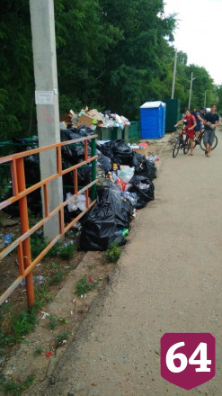 Набережную у городского пляжа завалили мусором