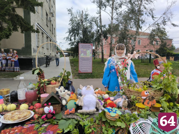 На саратовской ярмарке под песни торговали медом