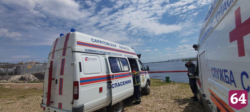 В Саратове устраняли разлив нефтепродуктов на Волге