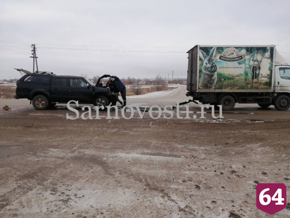 Под Саратовом иномарка протаранила фургон с газировкой