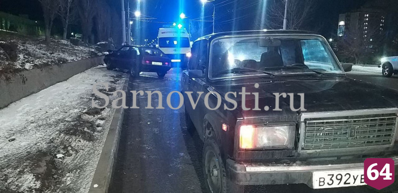 В Саратове автомобили после столкновения выбросило на тротуар