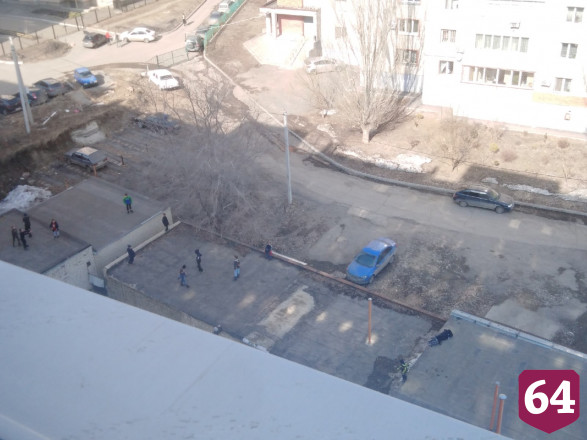 В Саратове дети играют на крышах гаражей