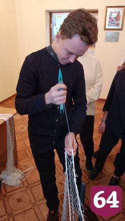 Под Саратовом плетут маскировочные сети для мобилизованных