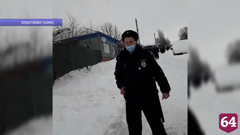 Под Саратовом мужчина взял в заложники сына и пытался убить участкового