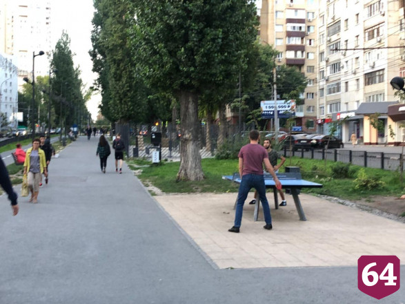 Жители Саратова вышли на вечернюю прогулку без масок