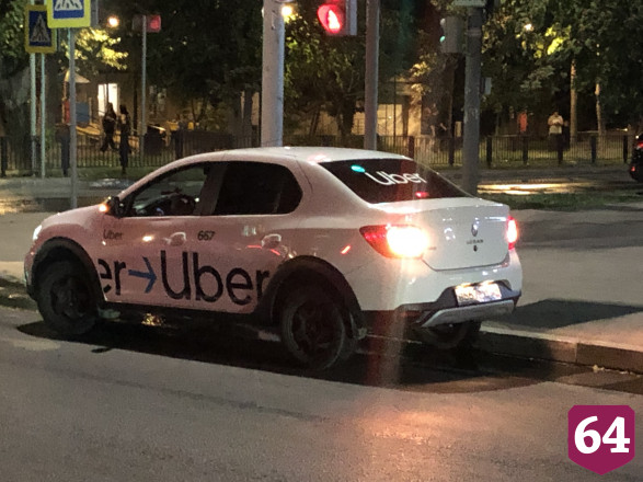Саратовцев возмутил таксист-автохам на пешеходном переходе