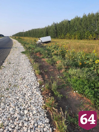 Под Саратовом грузовик вылетел в кювет и врезался в столб