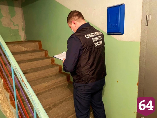 Жильцы нашли в подъезде мертвого мужчину