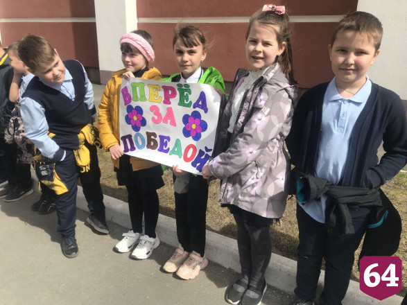 Саратовские школьники посвятили полету Гагарина космический флешмоб