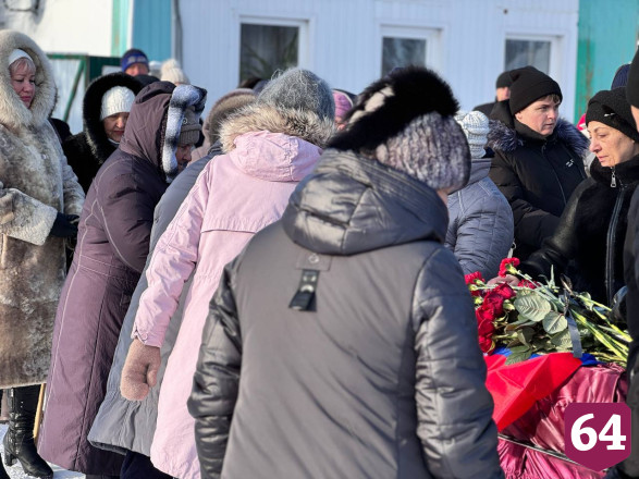 Саратовцы простились с погибшим в СВО Евгением Чернышевым
