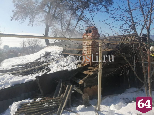 В Саратове пожарные тушили полыхающий частный дом