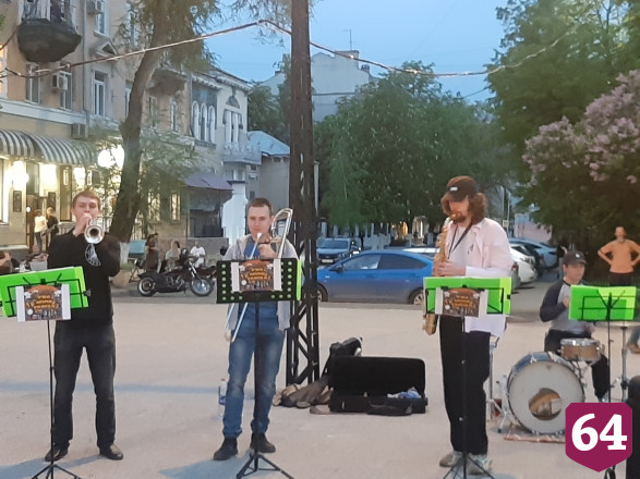 В центре Саратова прохожие танцевали под духовые инструменты