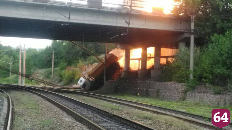В Саратове грузовик слетел с моста и взорвался