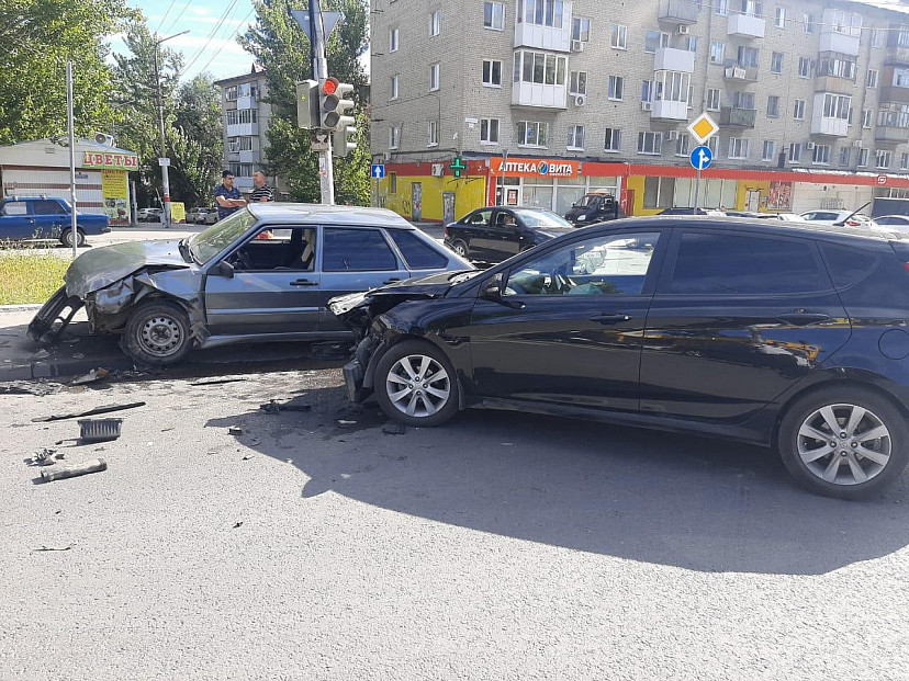 В Саратове от удара иномарки «Лада» вылетела на тротуар