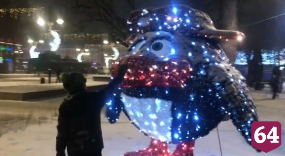 На площади перед саратовским цирком появился 5-метровый самовар