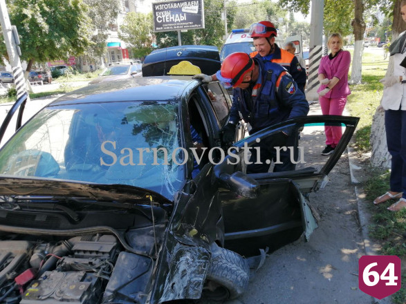 Пьяный водитель иномарки протаранил столб в центре Энгельса