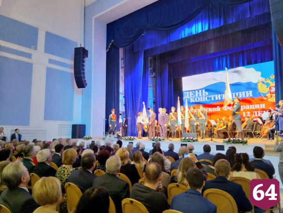 В День Конституции саратовский губернатор рассказал о важности общения с населением 