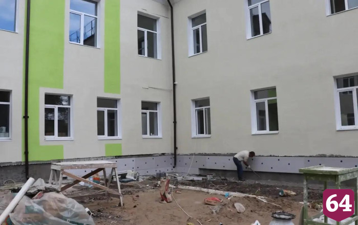 Депутат Госдумы раскритиковал подрядчика ремонта школы в Саратовской области