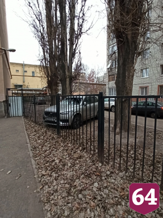 В Саратове автохам бросил внедорожник под деревом на два дня