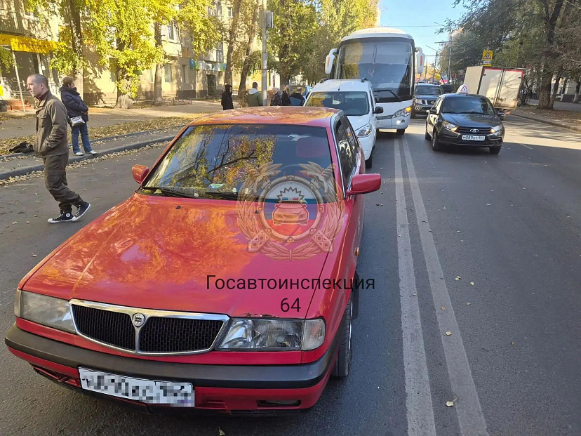 Мужчина пострадал в тройной аварии с автобусом на проспекте Энтузиастов