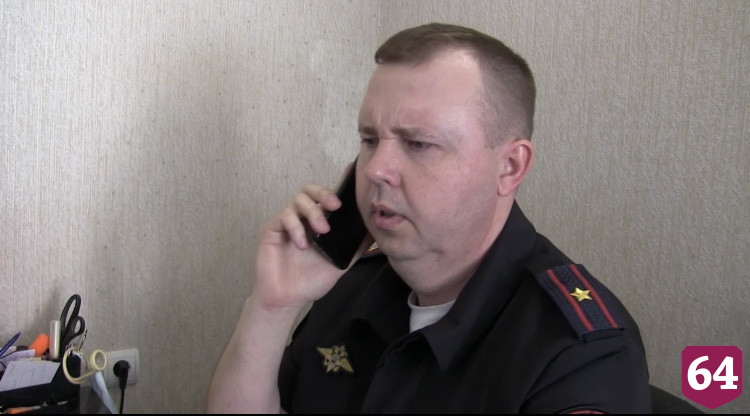 Под Саратовом спасли упавшего в реку и вцепившегося в ветку мужчину