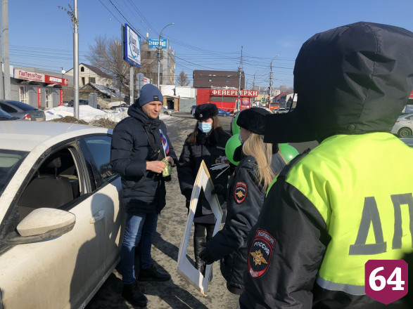 В Саратове полицейские угощали водителей сладостями