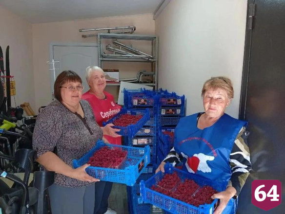 Саратовские пенсионерки из 230 кг малины сварили варенье для участников спецоперации