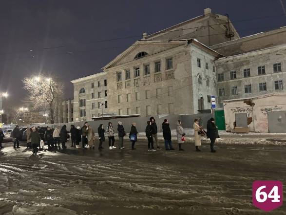 Жители Саратова проводят вечера в очереди на маршрутку