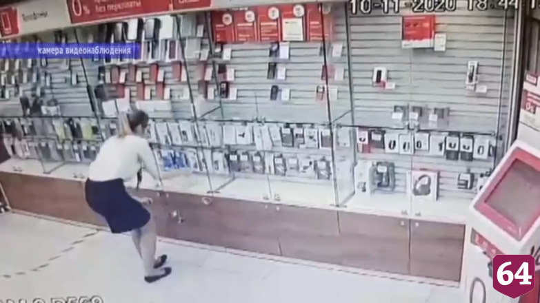Кража телефона из салона связи попала на камеры