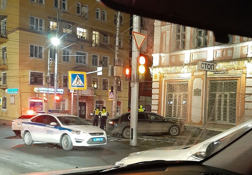 В центре Саратова автомобиль врезался в дом